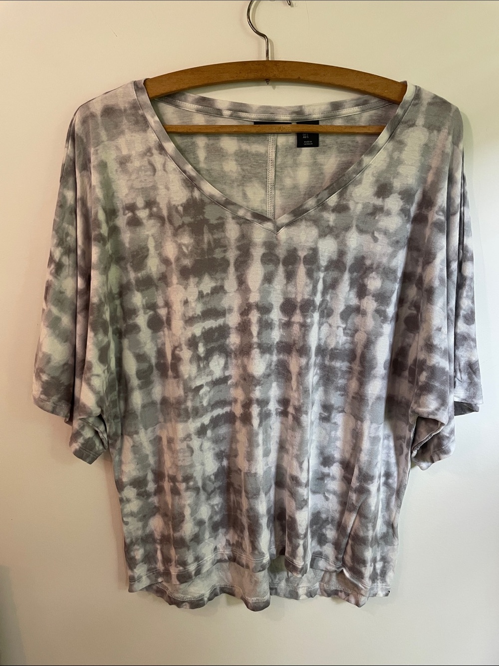 Tahari Women's Gray and Cream V-Neck Tie-Dye Dolman Short Sleeve Top Size S